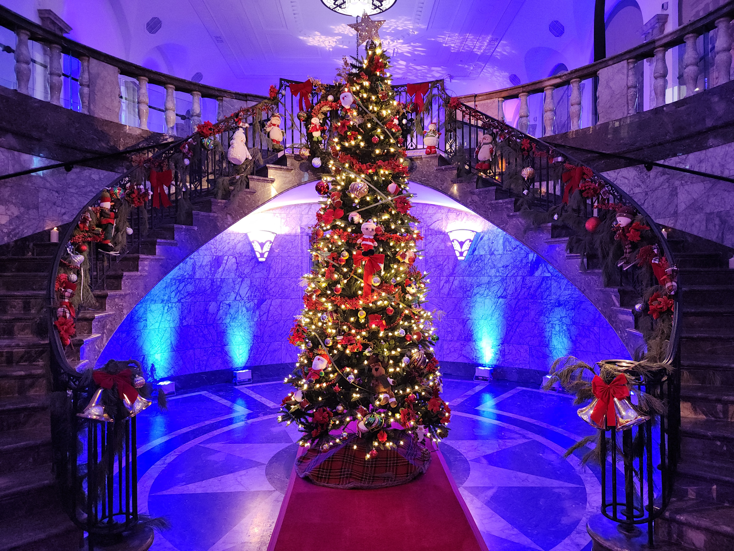 Year-end gala in the historic banking hall
